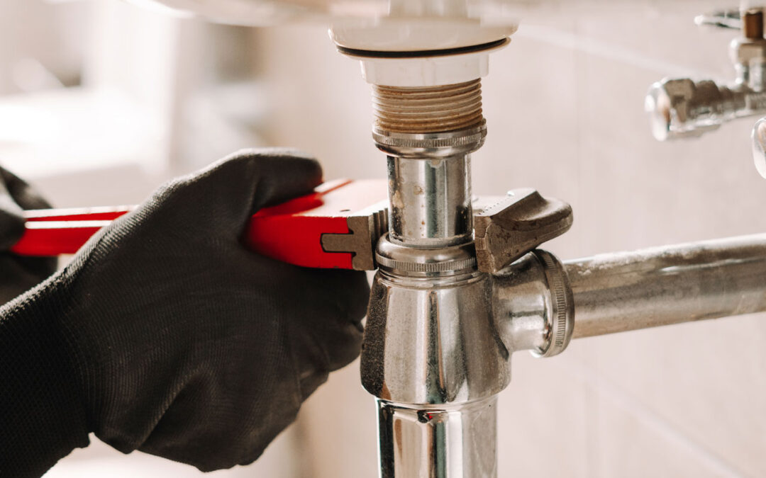 Dépannage plomberie à Hyères : que faire avant l’arrivée du technicien ?